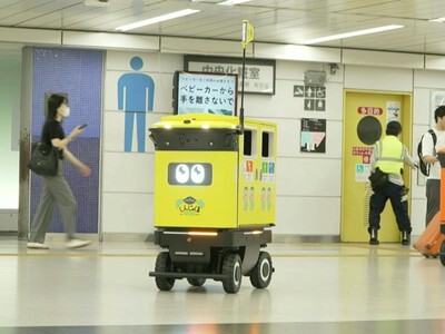 Robots recolectores de basura circulan por estación de tren en Tokio