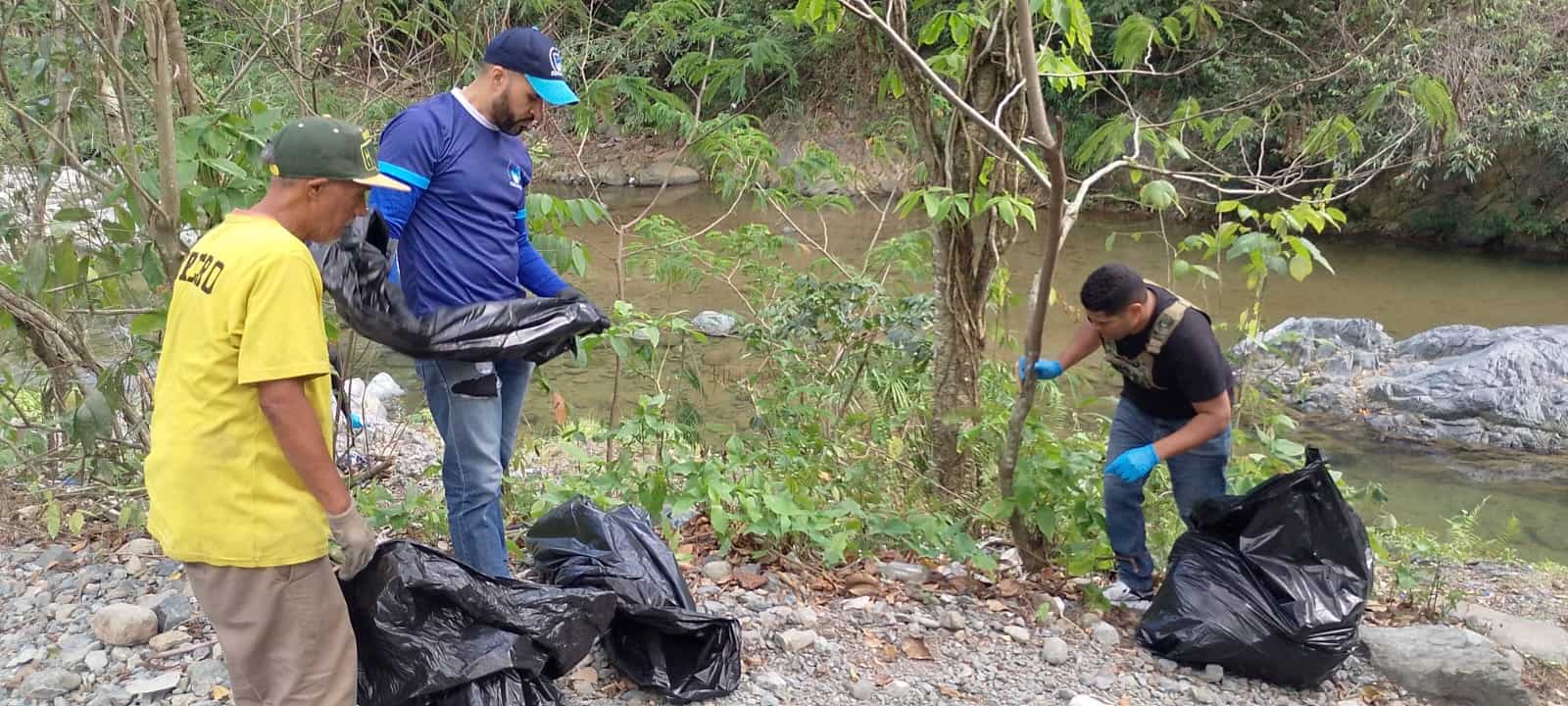Foto de la jornada de limpieza, suministrada por Coraavega.