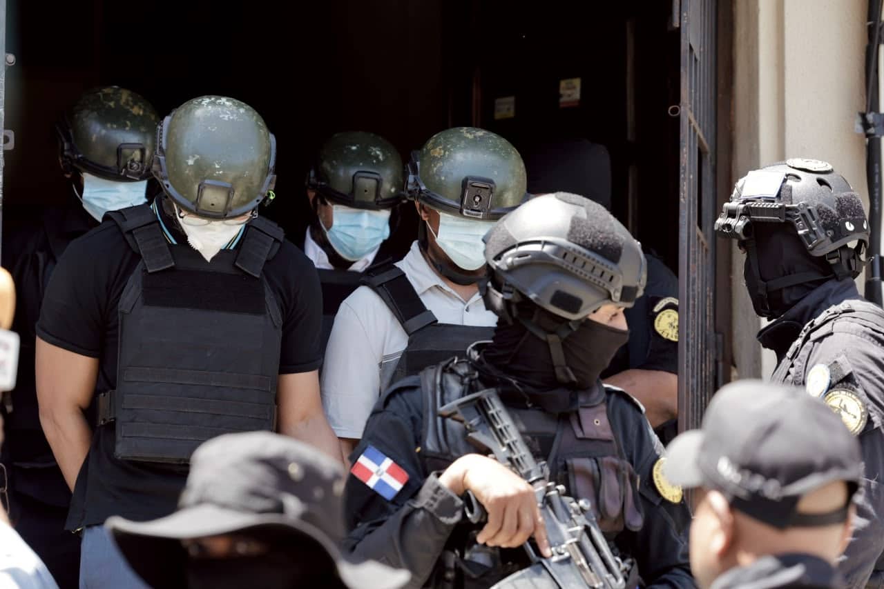Los detenidos por el caso Senasa 2.0 han optado por cubrirse el rostro mientras son trasladados a la Procuraduría, este sábado 19 de septiembre del 2026.