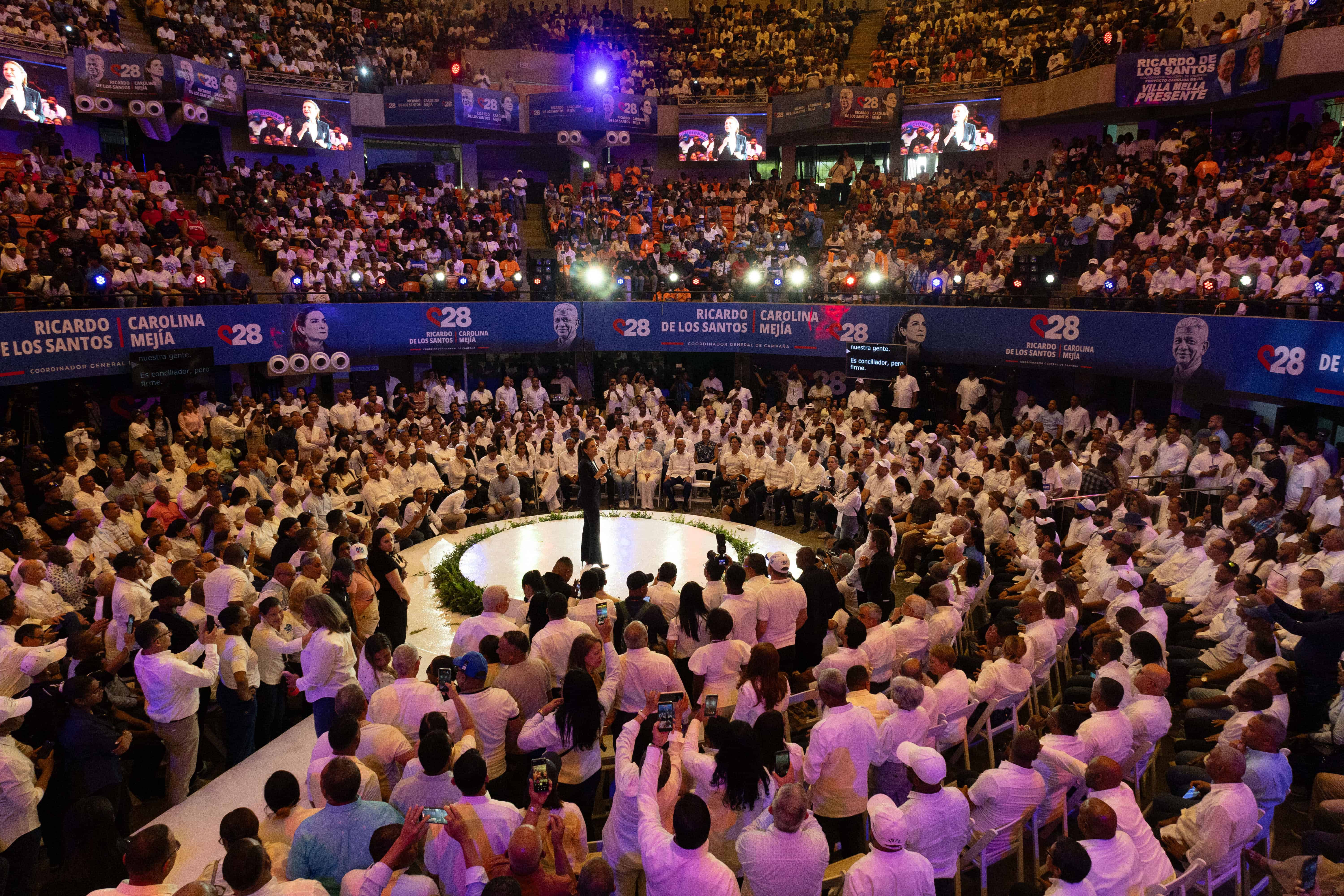 Dirigentes del Partido Revolucionario Moderno (PRM) acompañaron a Carolina Mejía y Ricardo de los Santos durante el acto celebrado este domingo en el Coliseo Teo Cruz.
