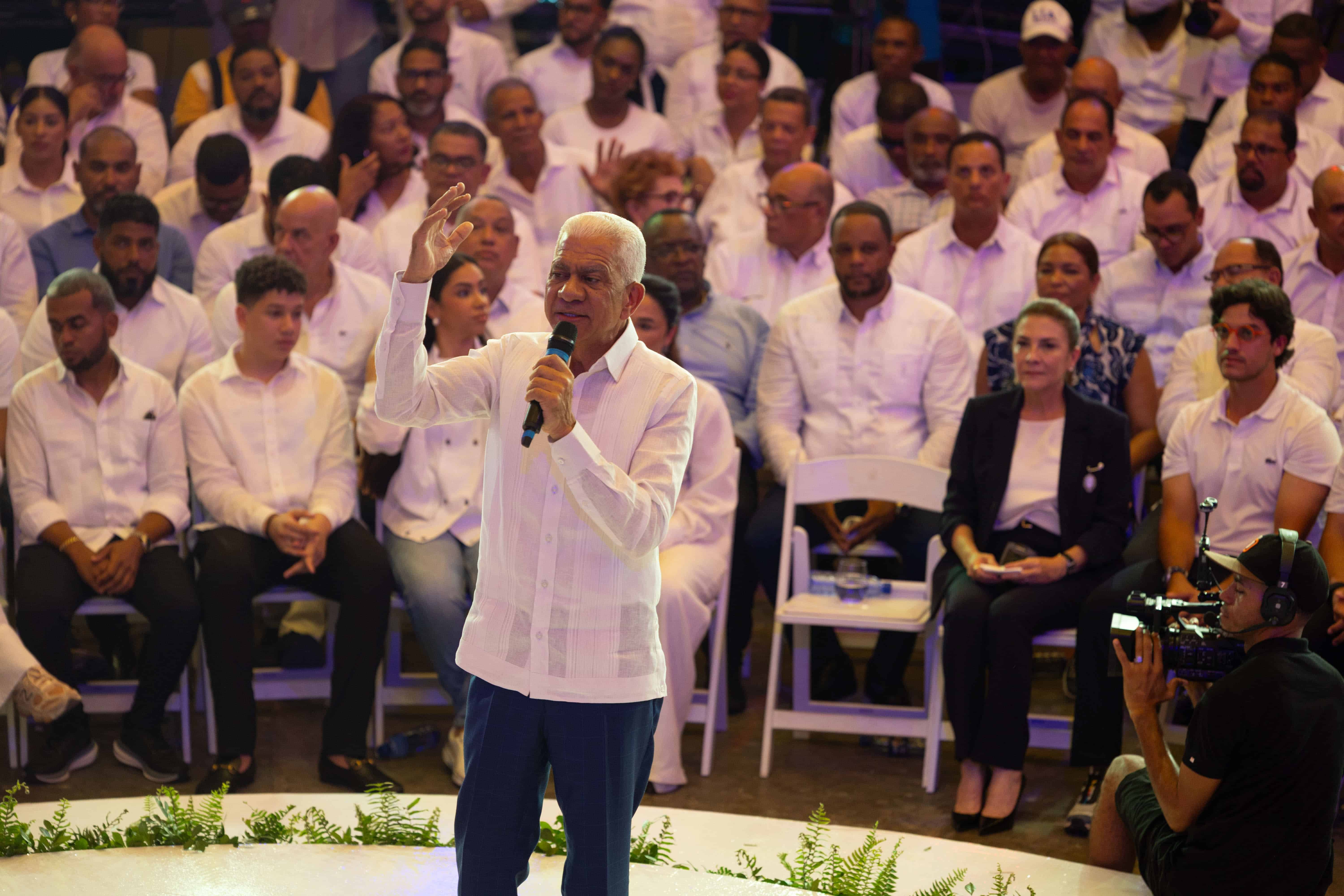 El presidente del Senado, Ricardo de los Santos, durante su discurso tras asumir la coordinación nacional de campaña del proyecto presidencial de Carolina Mejía.