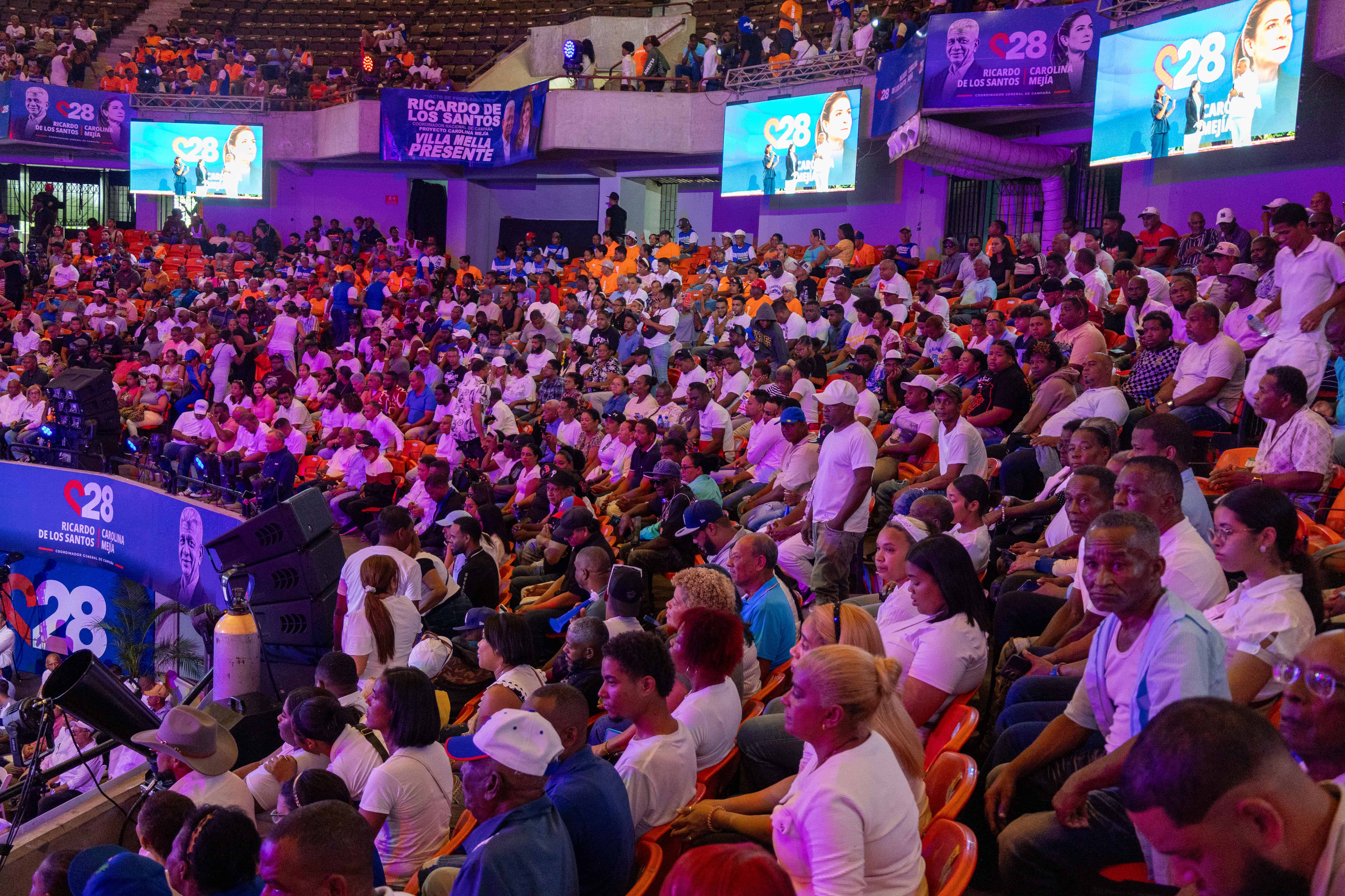 Público asistente al evento, en respaldo a Carolina Mejía.