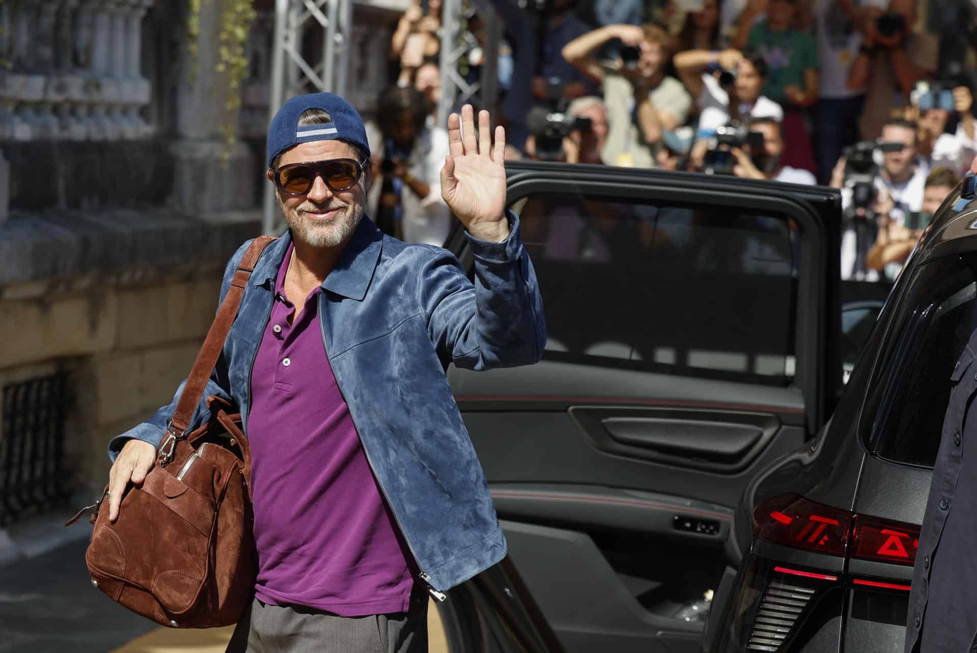 El actor norteamericano Brad Pitt saluda al p&uacute;blico a su llegada este domingo al Festival de Cine de San Sebasti&aacute;n, donde presenta En el coraz&oacute;n de la bestia.<br>