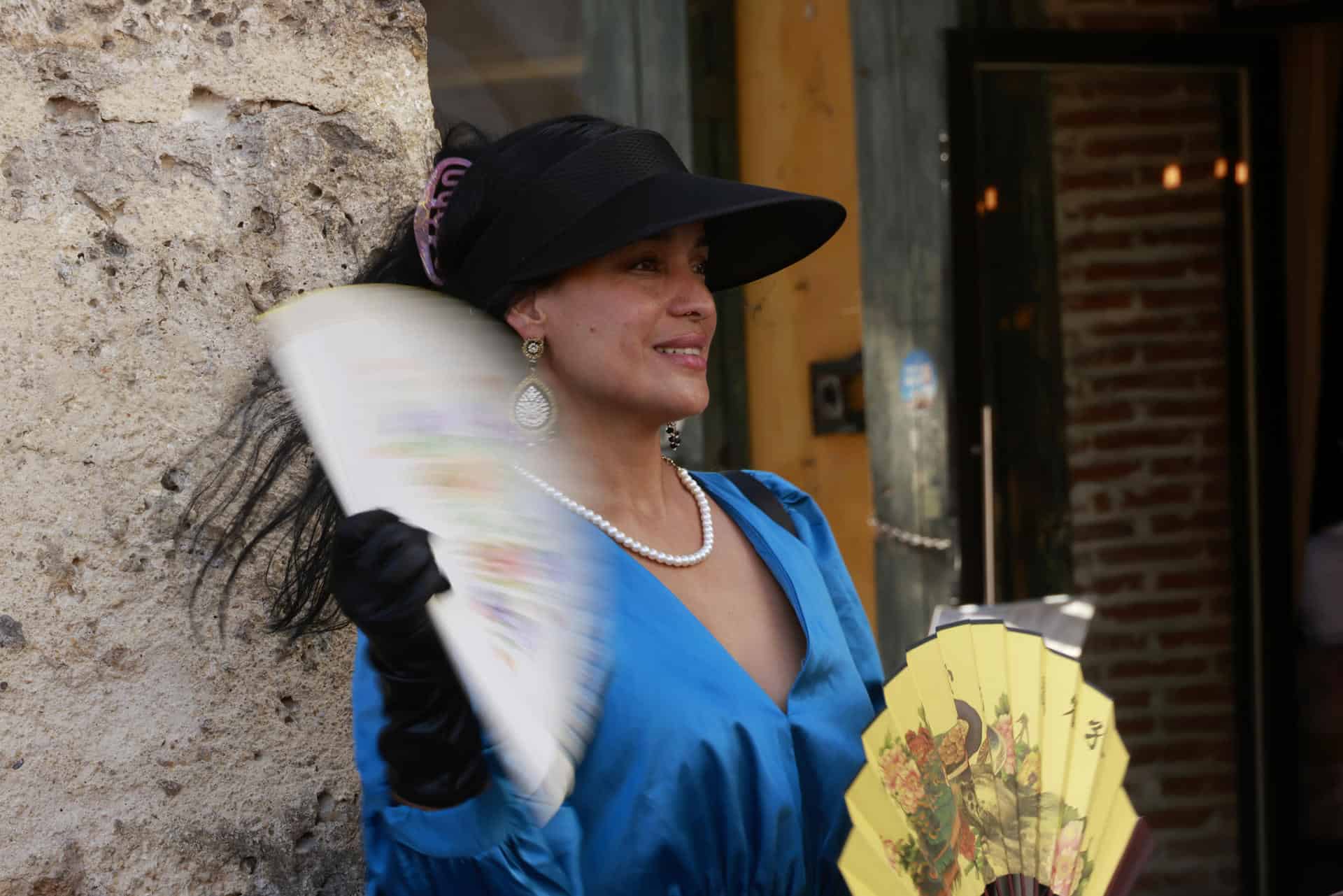 Una mujer vende abanicos este jueves en Cartagena, Colombia, donde el intenso calor provocado por el fenómeno de El Niño ha llevado las temperaturas hasta los 40 grados Celsius. EFE/Ricardo Maldonado Rozo.<br>