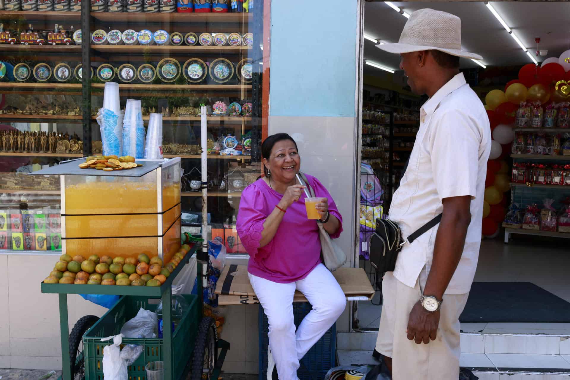 Una mujer toma un jugo este jueves en Cartagena, Colombia, mientras la ciudad enfrenta altas temperaturas asociadas al fenómeno de El Niño. EFE/Ricardo Maldonado Rozo.<br>