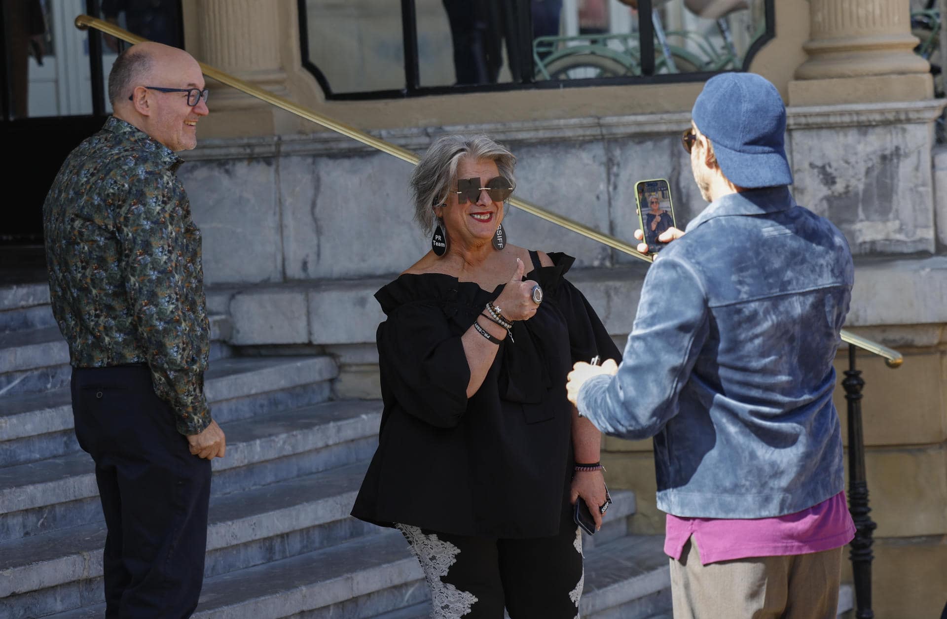 El p&uacute;blico que esperaba, en algunos casos durante horas, ante la aparici&oacute;n del actor reaccion&oacute; con gritos de '&iexcl;Brad, Brad, Brad!' y peticiones de 'selfies'.<br><br>