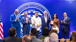 Abinader llega a Nueva York y encabeza entrega del primer pasaporte electr&oacute;nico a dominicanos