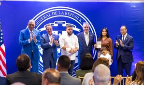 Abinader llega a Nueva York y encabeza entrega del primer pasaporte electr&oacute;nico a dominicanos