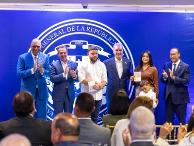 Abinader entrega primer pasaporte electrónico a dominicanos en NY
