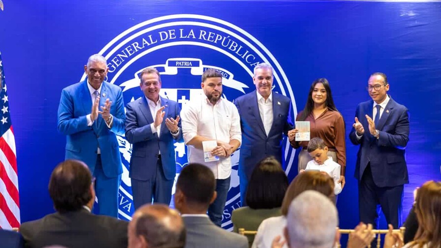 Abinader llega a Nueva York y encabeza entrega del primer pasaporte electrónico a dominicanos Abinader llega a Nueva York y encabeza entrega del primer pasaporte electrónico a dominicanos
