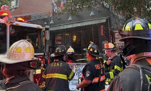 Seis bomberos heridos durante incendio de cuatro alarmas en restaurante de Brooklyn