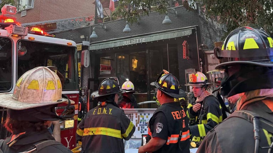 Seis bomberos heridos durante incendio de cuatro alarmas en restaurante de Brooklyn Seis bomberos heridos durante incendio de cuatro alarmas en restaurante de Brooklyn