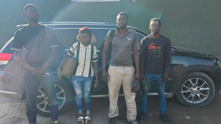 Ejército intercepta cuatro vehículos con 15 haitianos indocumentados en la Línea Noroeste Ejército intercepta cuatro vehículos con 15 haitianos indocumentados en la Línea Noroeste