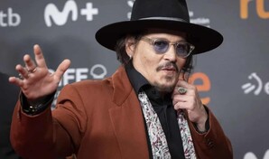 Johnny Depp inaugura su exposici&oacute;n pintura en China con figuras de Bunnyman
