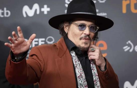 Johnny Depp inaugura su exposici&oacute;n pintura en China con figuras de Bunnyman