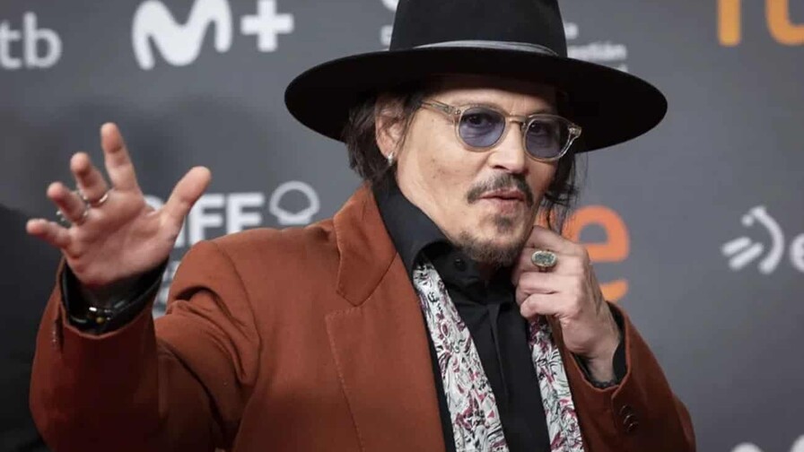 Johnny Depp inaugura su exposici&oacute;n pintura en China con figuras de Bunnyman