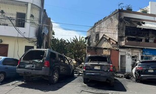 Incendio destruye vivienda y deja con quemaduras a madre e hijo en la Ciudad Colonial