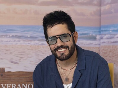 Manny Cruz presenta Nieve en verano junto a Juan Luis Guerra
