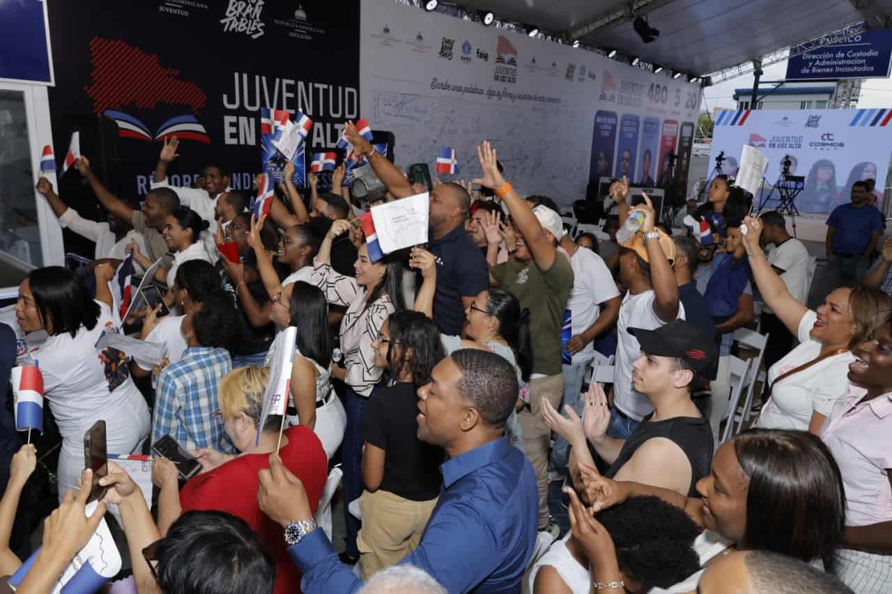 Personas apoyando el record de lectura