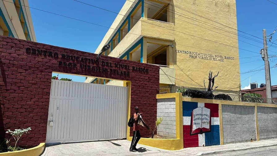 Falta de conserjes dejará sin docencia a 190 estudiantes de la escuela Virgilio Peláez en Barahona Falta de conserjes dejará sin docencia a 190 estudiantes de la escuela Virgilio Peláez en Barahona