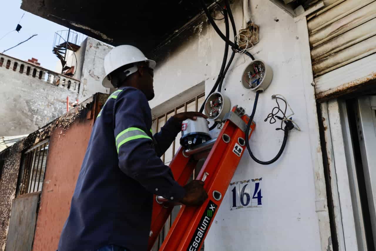 T&eacute;cnicos contratistas de Edeeste instalan nuevos contadores.
