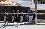 Atacantes habrían permanecido alrededor de ocho horas dentro de la casa de Julián Oro Duro Atacantes habrían permanecido alrededor de ocho horas dentro de la casa de Julián Oro Duro