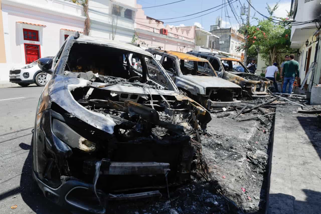 Los vehiculos quemados.