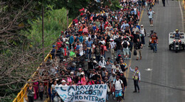 EE. UU. advierte a una caravana migrante que no se arriesguen al intentar cruzar