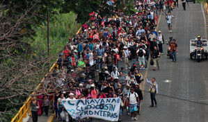 EE. UU. advierte a una caravana migrante que no se arriesguen al intentar cruzar