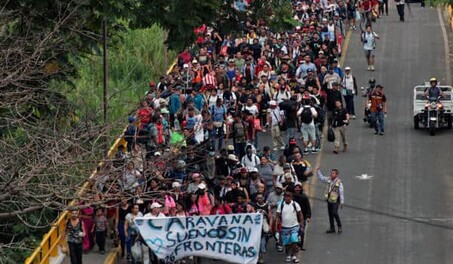 EE. UU. advierte a una caravana migrante que no se arriesguen al intentar cruzar