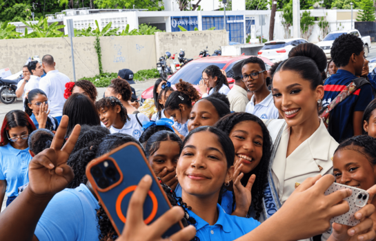 La Miss RD Universo celebra r&eacute;cord Guinness de lectura: "La educaci&oacute;n a m&iacute; me abri&oacute; muchas puertas"