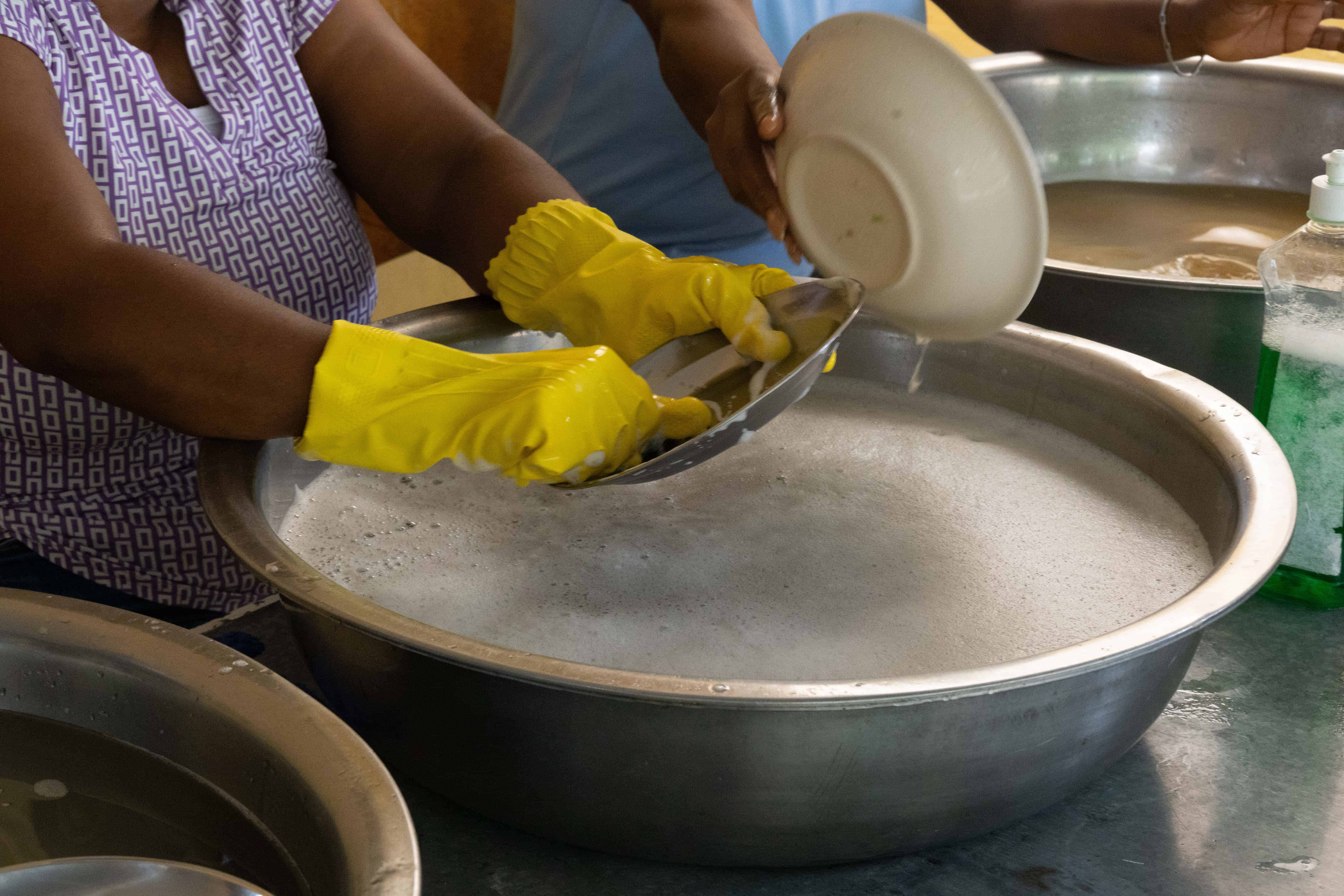 Momento en que lavan los platos utilizados para servir el almuerzo.
