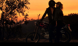 "Grease 2" combina motocicletas y n&uacute;meros musicales en una secuela sin complejos