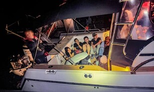 Detienen a un dominicano y otros 21 inmigrantes tras interceptar embarcaci&oacute;n en Florida