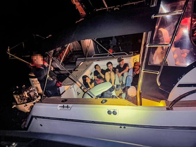 Detienen a un dominicano y otros 21 inmigrantes tras interceptar embarcación en Florida Detienen a un dominicano y otros 21 inmigrantes tras interceptar embarcación en Florida