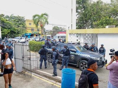 Policía Nacional despliega contingente en sepultura de joven abatido