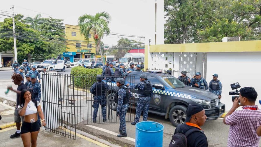 Despliegan amplio contingente policial durante sepultura de joven abatido en Santiago Despliegan amplio contingente policial durante sepultura de joven abatido en Santiago