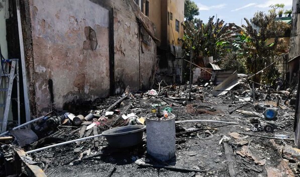 Familias afectadas por incendio en la Ciudad Colonial esperan ayuda de las autoridades
