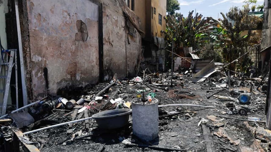 Familias afectadas por incendio en la Ciudad Colonial esperan ayuda de las autoridades