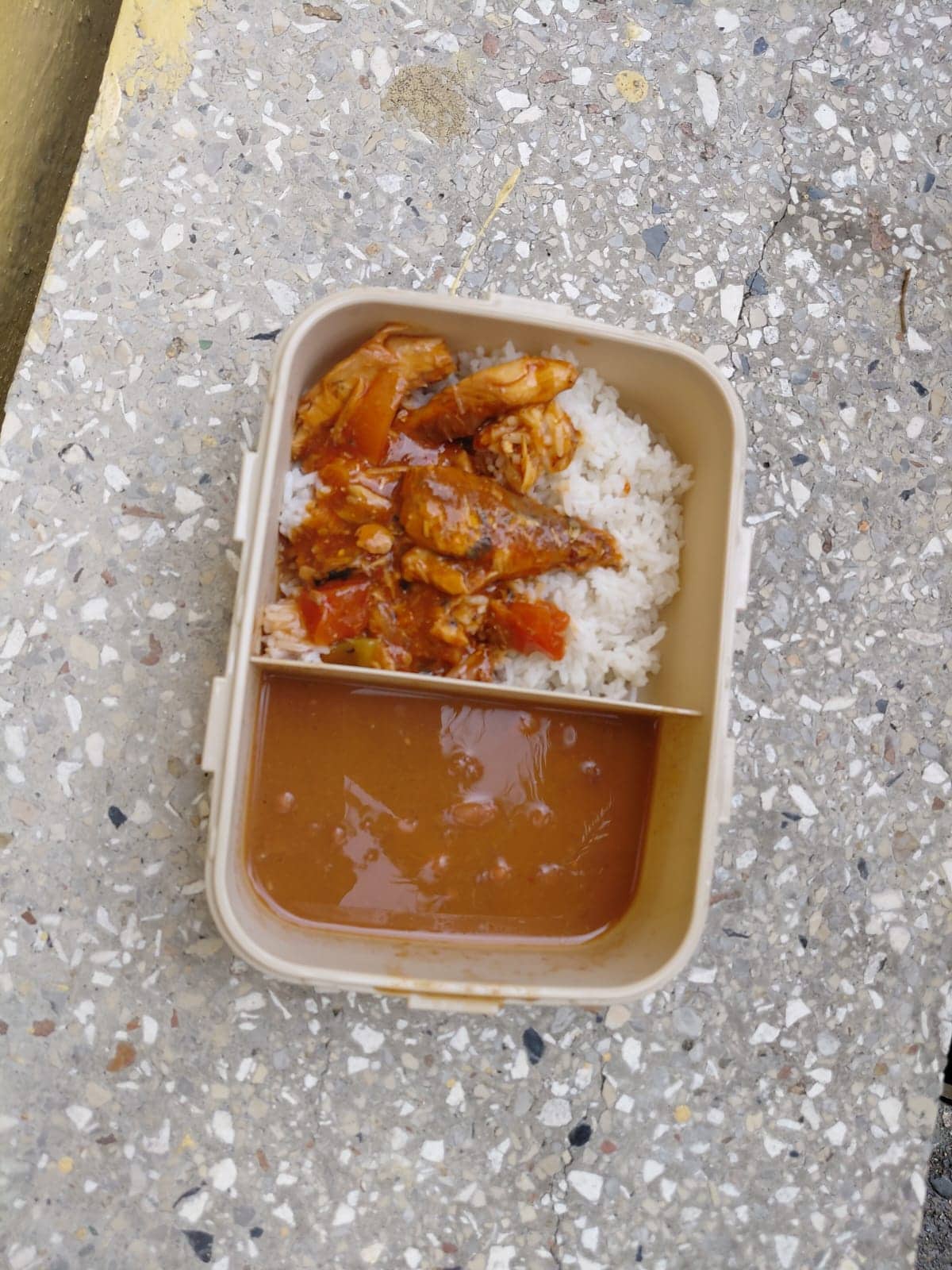 Arroz, habichuelas y sardinas.