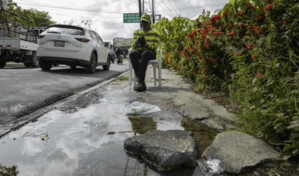 Peatones enfrentan obstáculos por aceras destruidas en la Buenaventura Freites