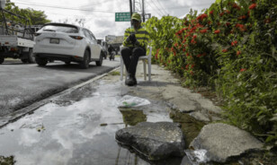 Peatones enfrentan obst&aacute;culos por aceras destruidas en la Buenaventura Freites