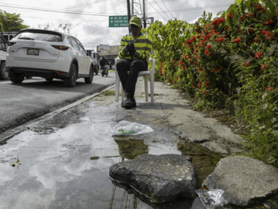 Buenaventura Freites:Aceras dañadas y fuga de agua dificultan tránsito