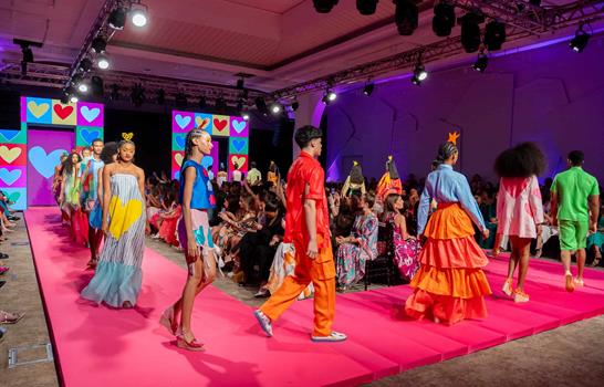 &Aacute;gatha Ruiz de la Prada: un universo de color, movimiento y diversi&oacute;n
