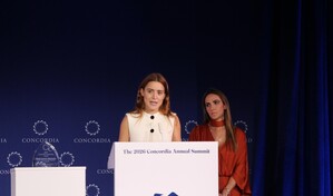 Hija de María Corina Machado recoge en Nueva York premio al liderazgo concedido a su madre