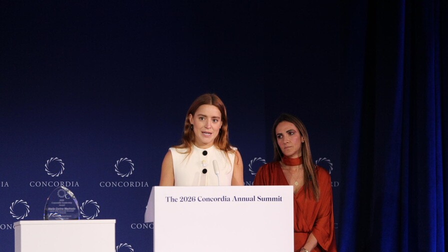 Hija de María Corina Machado recoge en Nueva York premio al liderazgo concedido a su madre Hija de María Corina Machado recoge en Nueva York premio al liderazgo concedido a su madre