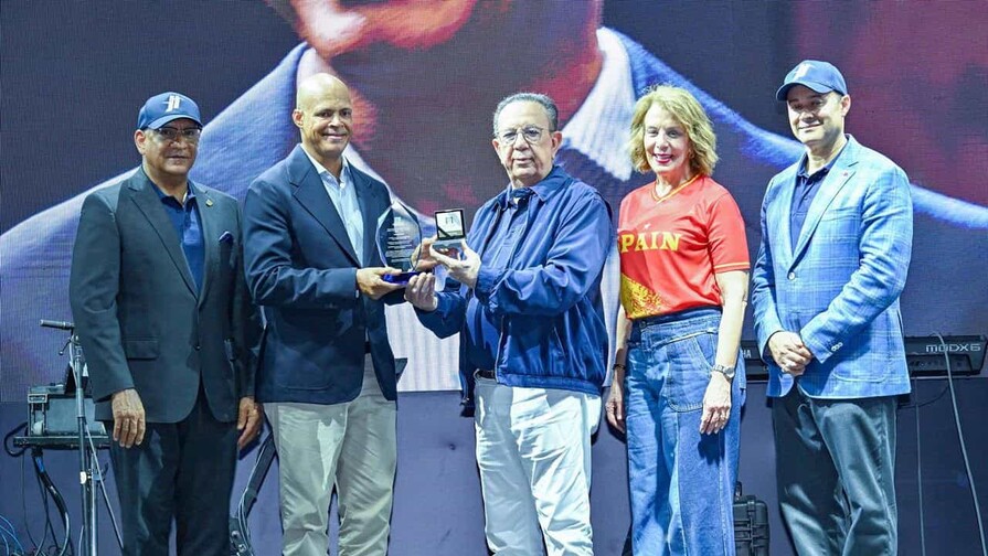 El Banco Central dedica sus juegos al bicampeón olímpico Félix Sánchez El Banco Central dedica sus juegos al bicampeón olímpico Félix Sánchez