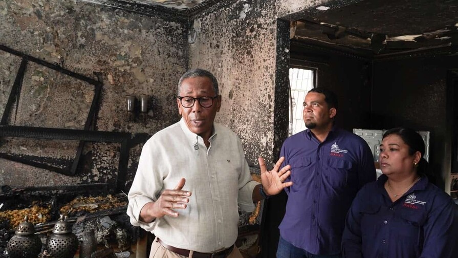 Director del Dasac visita a familias afectadas por incendio en la Zona Colonial y promete ayuda Director del Dasac visita a familias afectadas por incendio en la Zona Colonial y promete ayuda