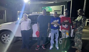 Detienen a abogada en Dajab&oacute;n con tres haitianos ocultos en el ba&uacute;l de su veh&iacute;culo
