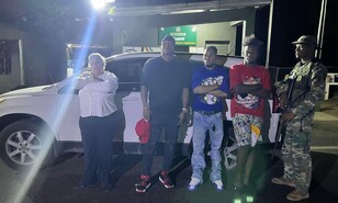 Detienen a abogada en Dajab&oacute;n con tres haitianos ocultos en el ba&uacute;l de su veh&iacute;culo